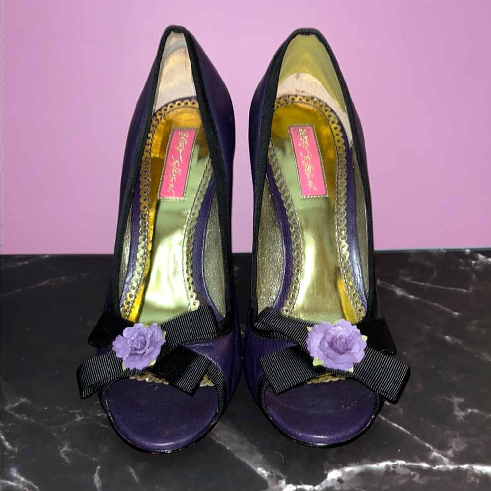 Gorgeous Betsey Johnson Purple Stiletto Heels with Floral Accent 💜